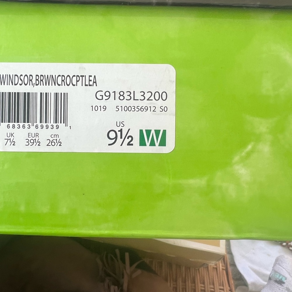 shinny leather brown booties